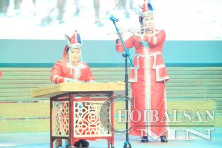 Дорнодын театрынхан Хөлөнбуйрын үдшийг чимэв