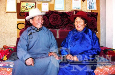 Хамар даваа, хайлааст манханыхаа дунд өтөлж буй хоёр