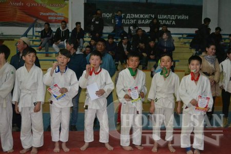 Самбо бөхийн спортын мастер Д.Мөнхжаргалын нэрэмжит өсвөр жүдо бөхийн аймгийн аврага шалгаруулах тэмцээн болов