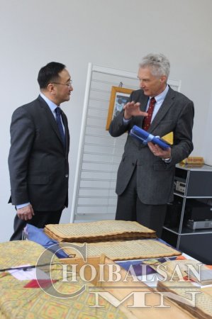 Швейцарийн их сургуульд монгол хэл зааж байна