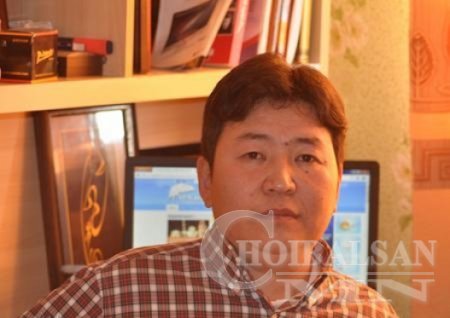 Бид өөрсдөөсөө улам алсраад, улам л үзэн ядахын зовлонгоор өвч биеэ цэнэглээд 4 жилийн давтамжид оржээ