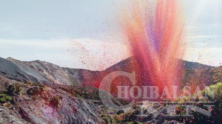 Галт уулнаас сарнайн дэлбээ цацаржээ
