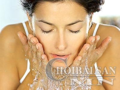 Нүүрээ халуун болон хүйтэн усаар угаахын ялгаа