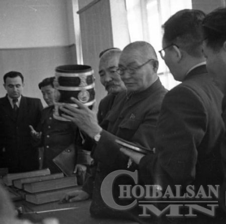 БНМАУ-ын удирдагчид И.Сталины 70 насны ойд зориулан бэлэг сонгож буй нь