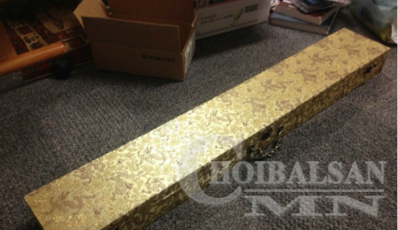 Нэг залуу хогийн цэг дээр хог ухаж байгаад гоёмсог хайрцаг олжээ. Хайрцгийг нээж үзвэл...