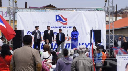ШИНЭЧЛЭЛЭЭС ШИЙДЭЛ РҮҮ ХӨТЛӨХ БАГИЙГ БАЯНГОЛЧУУД ДЭМЖИЖ БАЙНА