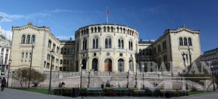Парламентын ордны гадаа өөрийгөө шатаахыг завджээ