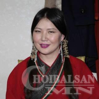 УИХ-ын гишүүн С.Жавхлангийн эхнэр “хиймэл” хүүхнүүдийг зад шүүмжилжээ