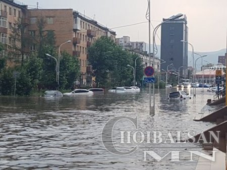 Улаанбаатарт хүчтэй бороо мөндөр орж хотын замаар машин хөвж байна ФОТО
