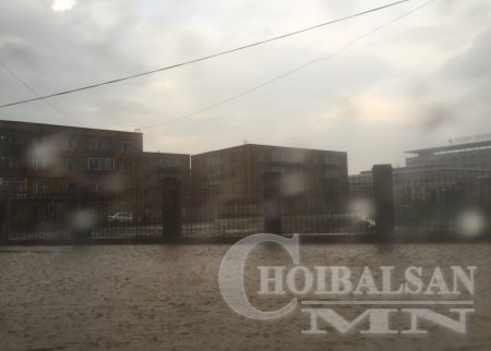 Улаанбаатарт хүчтэй бороо мөндөр орж хотын замаар машин хөвж байна ФОТО