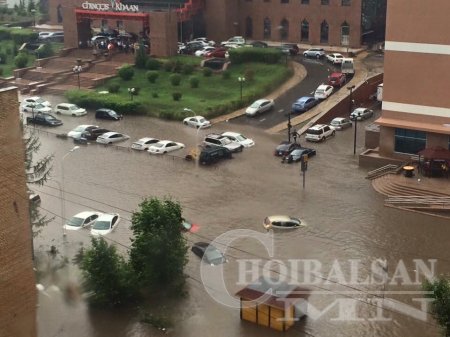 Улаанбаатарт хүчтэй бороо мөндөр орж хотын замаар машин хөвж байна ФОТО