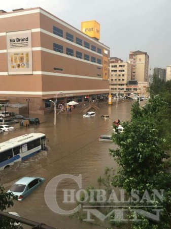 Улаанбаатарт хүчтэй бороо мөндөр орж хотын замаар машин хөвж байна ФОТО