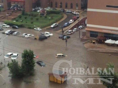 Улаанбаатарт хүчтэй бороо мөндөр орж хотын замаар машин хөвж байна ФОТО