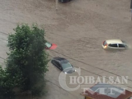 Улаанбаатарт хүчтэй бороо мөндөр орж хотын замаар машин хөвж байна ФОТО