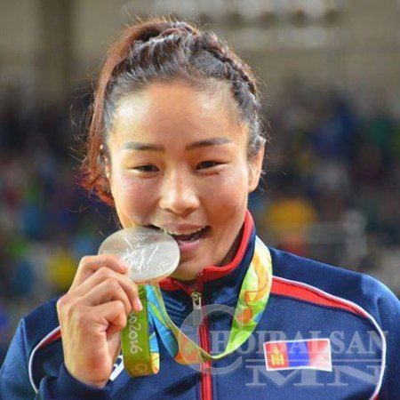 Д.Сумъяа мөнгөн медаль авсан баярт мөчөө тэмдэглэж буй торгон агшин /видео/