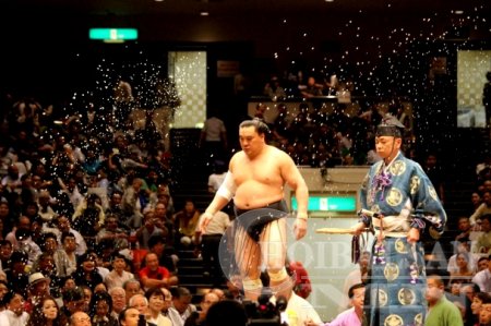 Хакүхо аваргын эзгүйд Аkи башё хурц өрсөлдөөнтэй өрнөж байна