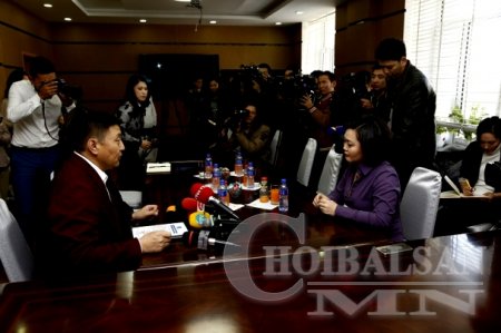 ЭМЯ-ны Төрийн нарийн бичгийн дарга Д.Очирбат жүжигчин Г.Ундармаад талархал  ...