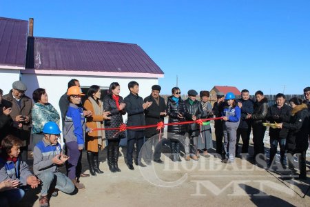 Хэрлэн сумын 1 дүгээр багийн өндөр настан Б.Цагаандоржийн байшинг хүлээлгэн ...