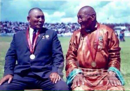 Монгол бөхийн цолны эрэмбэ гэж агуу зүйл шүү...