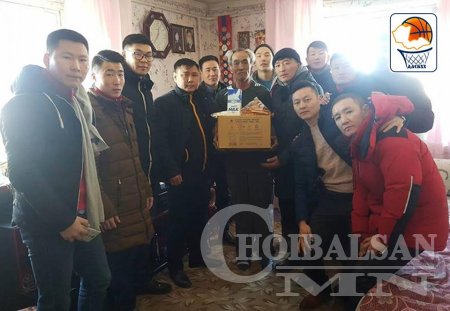 Дорнод аймгийн сагсан бөмбөгийн Хөгжил холбоо ахмадуудад сэтгэлийн бэлэг барилаа