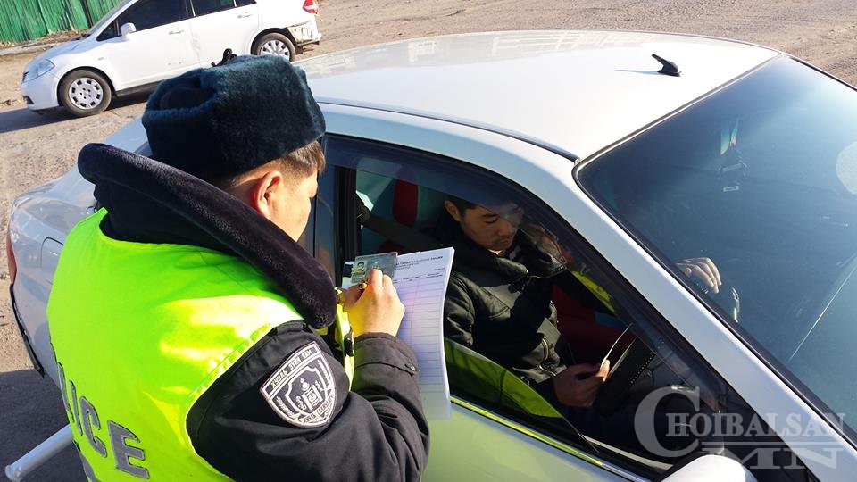Тээврийн хэрэгслийн гэрэлтүүлэг, өнгө үзэмжийг шалгаж байна