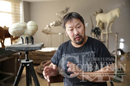 “Ялалтад тэмүүлсэн Монгол морьд” хэмээх хөшөөг Дорнод аймгийн уугуул МУЭ-ийн шагналт барималч А.Очирболд бүтээжээ