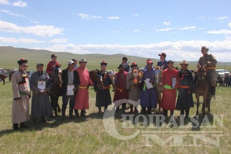 Баян-Уул сумын Зүрх уулын тахилгын барилдаанд харцага Л.Пүрэвжав зодогложээ