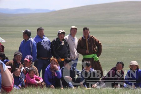 Баян-Уул сумын Зүрх уулын тахилгын барилдаанд харцага Л.Пүрэвжав зодогложээ