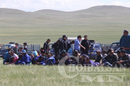 Баян-Уул сумын Зүрх уулын тахилгын барилдаанд харцага Л.Пүрэвжав зодогложээ