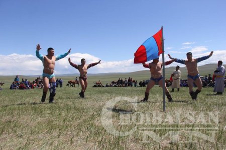 Баян-Уул сумын Зүрх уулын тахилгын барилдаанд харцага Л.Пүрэвжав зодогложээ