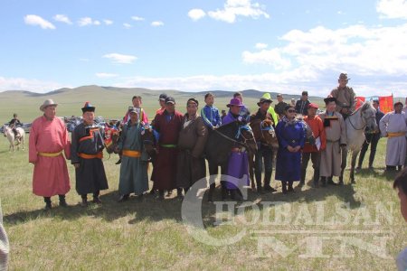 Баян-Уул сумын Зүрх уулын тахилгын барилдаанд харцага Л.Пүрэвжав зодогложээ