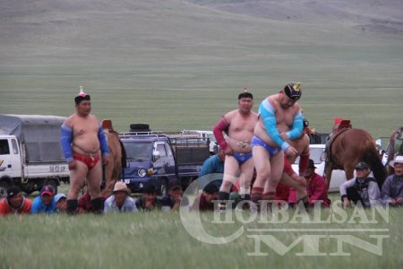 Баян-Уул сумын Зүрх уулын тахилгын барилдаанд харцага Л.Пүрэвжав зодогложээ
