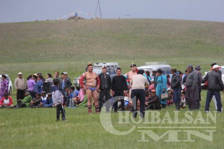 Баян-Уул сумын Зүрх уулын тахилгын барилдаанд харцага Л.Пүрэвжав зодогложээ