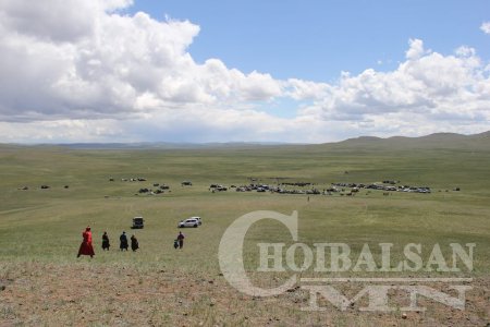 Баян-Уул сумын Зүрх уулын тахилгын барилдаанд харцага Л.Пүрэвжав зодогложээ