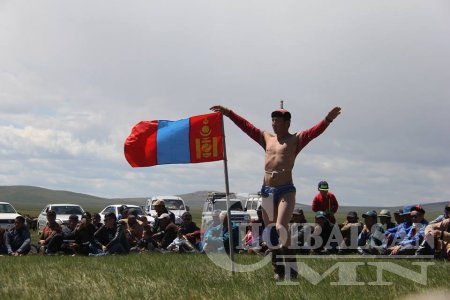 Баян-Уул сумын Зүрх уулын тахилгын барилдаанд харцага Л.Пүрэвжав зодогложээ