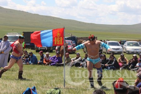 Баян-Уул сумын Зүрх уулын тахилгын барилдаанд харцага Л.Пүрэвжав зодогложээ