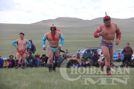 Баян-Уул сумын Зүрх уулын тахилгын барилдаанд харцага Л.Пүрэвжав зодогложээ