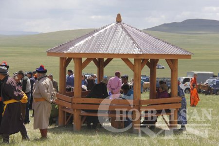 Баян-Уул сумын Зүрх уулын тахилгын барилдаанд харцага Л.Пүрэвжав зодогложээ