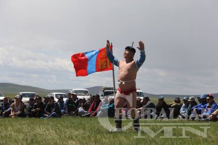 Баян-Уул сумын Зүрх уулын тахилгын барилдаанд харцага Л.Пүрэвжав зодогложээ