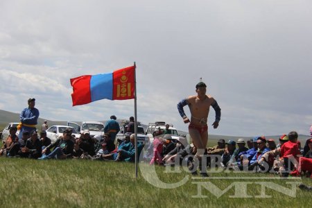 Баян-Уул сумын Зүрх уулын тахилгын барилдаанд харцага Л.Пүрэвжав зодогложээ