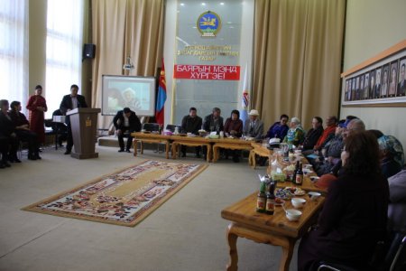 Ахмадуудаа хүлээн авч хүндэтгэл үзүүллээ