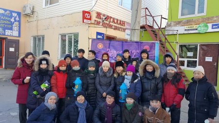 5-р сургуулийн 12д ангийн сурагчид 