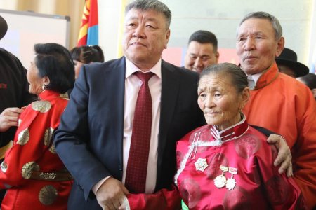 Монгол Улсын Ерөнхийлөгчийн зарлигаар Төрийн дээд шагналаар шагнуулсан хүмүүст одон медаль гардуулав Монгол Улсын Ерөнхийлөгчийн зарлигаар Төрийн дээд шагналаар шагнуулсан хүмүүст одон медаль гардуулав