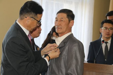 Монгол Улсын Ерөнхийлөгчийн зарлигаар Төрийн дээд шагналаар шагнуулсан хүмүүст одон медаль гардуулав Монгол Улсын Ерөнхийлөгчийн зарлигаар Төрийн дээд шагналаар шагнуулсан хүмүүст одон медаль гардуулав