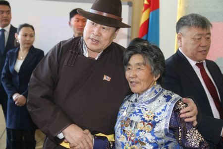 Монгол Улсын Ерөнхийлөгчийн зарлигаар Төрийн дээд шагналаар шагнуулсан хүмүүст одон медаль гардуулав Монгол Улсын Ерөнхийлөгчийн зарлигаар Төрийн дээд шагналаар шагнуулсан хүмүүст одон медаль гардуулав