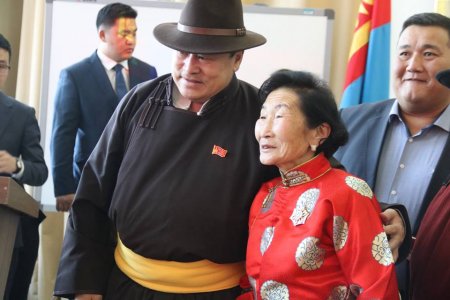 Монгол Улсын Ерөнхийлөгчийн зарлигаар Төрийн дээд шагналаар шагнуулсан хүмүүст одон медаль гардуулав Монгол Улсын Ерөнхийлөгчийн зарлигаар Төрийн дээд шагналаар шагнуулсан хүмүүст одон медаль гардуулав