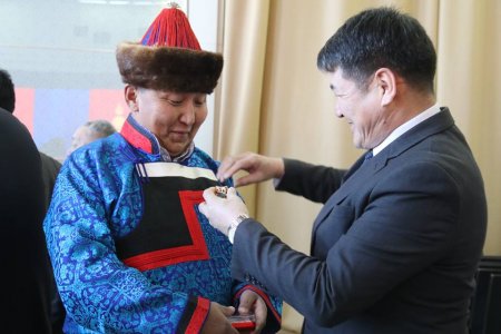 Монгол Улсын Ерөнхийлөгчийн зарлигаар Төрийн дээд шагналаар шагнуулсан хүмүүст одон медаль гардуулав Монгол Улсын Ерөнхийлөгчийн зарлигаар Төрийн дээд шагналаар шагнуулсан хүмүүст одон медаль гардуулав