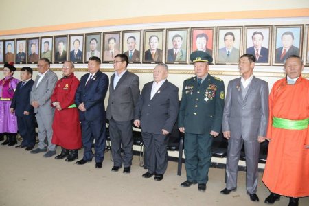 Монгол Улсын Ерөнхийлөгчийн зарлигаар Төрийн дээд шагналаар шагнуулсан хүмүүст одон медаль гардуулав Монгол Улсын Ерөнхийлөгчийн зарлигаар Төрийн дээд шагналаар шагнуулсан хүмүүст одон медаль гардуулав