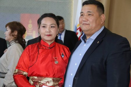 Монгол Улсын Ерөнхийлөгчийн зарлигаар Төрийн дээд шагналаар шагнуулсан хүмүүст одон медаль гардуулав Монгол Улсын Ерөнхийлөгчийн зарлигаар Төрийн дээд шагналаар шагнуулсан хүмүүст одон медаль гардуулав