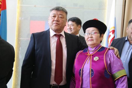 Монгол Улсын Ерөнхийлөгчийн зарлигаар Төрийн дээд шагналаар шагнуулсан хүмүүст одон медаль гардуулав Монгол Улсын Ерөнхийлөгчийн зарлигаар Төрийн дээд шагналаар шагнуулсан хүмүүст одон медаль гардуулав